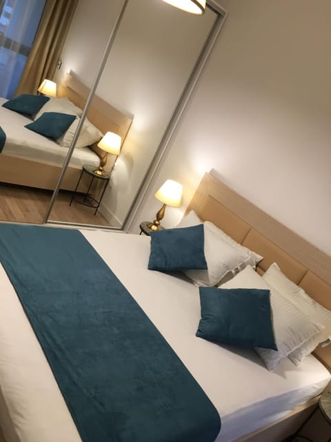 Bed, Photo of the whole room, Decorative detail, Bedroom