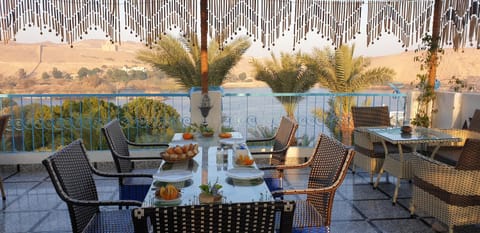 Patio, Restaurant/places to eat, Sunrise