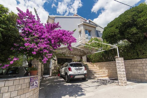 Property building, Patio, Facade/entrance, Garden