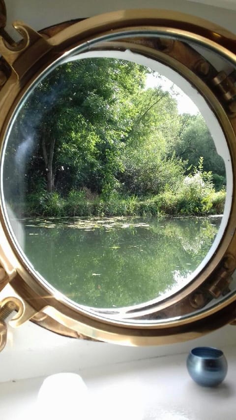 péniche Ino Lefkothea II chambre d'hôtes Bed and Breakfast in Dole