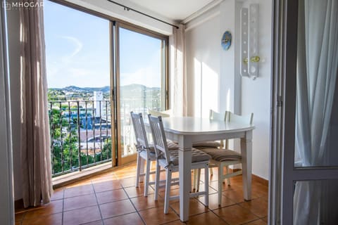 Balcony/Terrace, Dining area, Mountain view