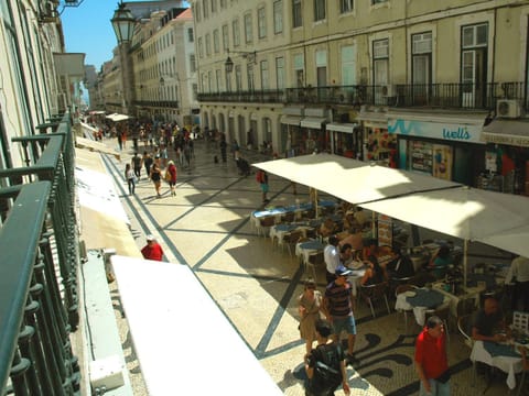 Restaurant/places to eat, Day, Street view, group of guests