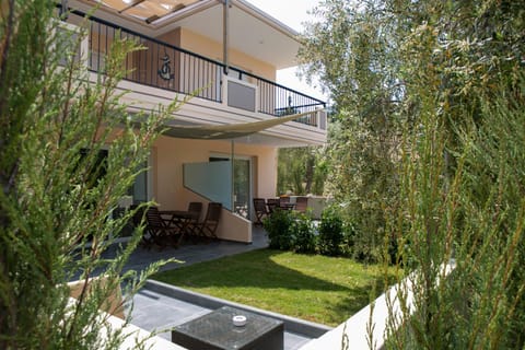 Facade/entrance, Garden