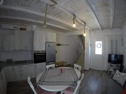 TV and multimedia, Kitchen or kitchenette, Living room, Photo of the whole room, Seating area