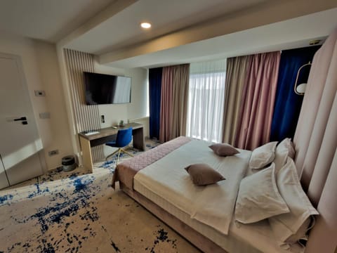 Bed, TV and multimedia, Photo of the whole room, Seating area, Bedroom