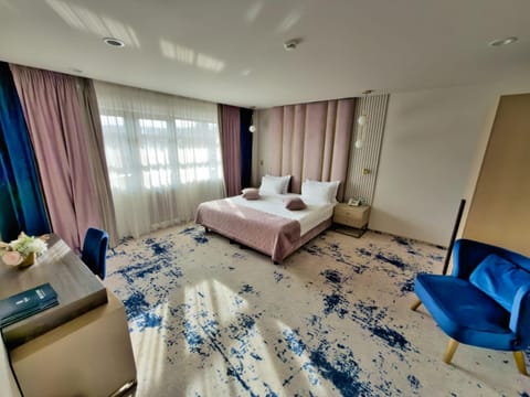 Bed, Photo of the whole room, Seating area, Bedroom