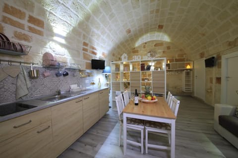 Kitchen or kitchenette, Dining area, Communal kitchen, stove