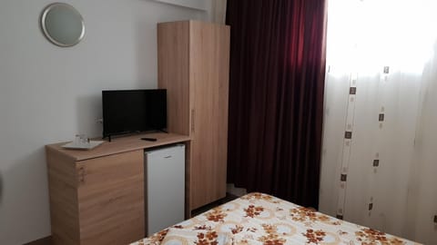 Bed, TV and multimedia, Photo of the whole room, Bedroom, hair dresser
