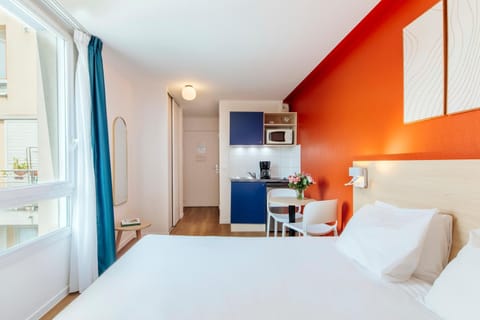 Bed, Kitchen or kitchenette, Photo of the whole room, Dining area, Bedroom