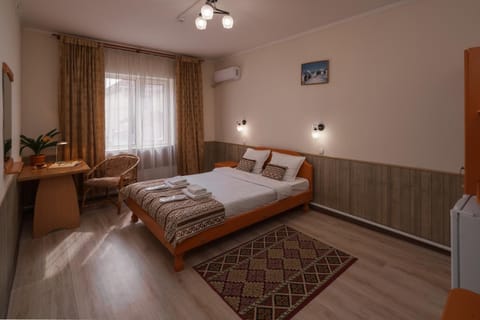 Bed, Living room, Photo of the whole room, Seating area, Bedroom, internet, towels, air conditioner