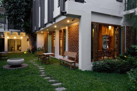 Property building, Patio, Facade/entrance