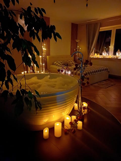 Bed, Photo of the whole room, Decorative detail, Bath