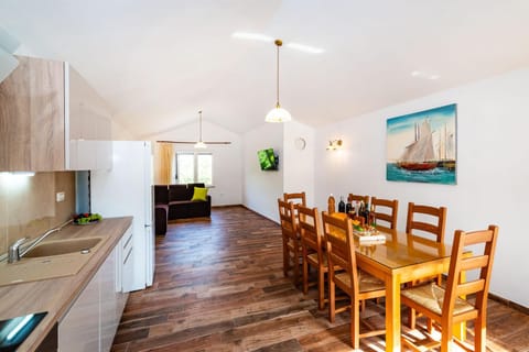 Kitchen or kitchenette, Dining area