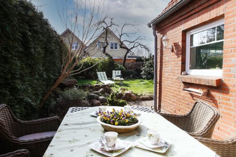 Property building, Spring, Garden, Seating area, Dining area, Garden view, pet friendly