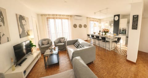 Communal lounge/ TV room, group of guests, kitchen