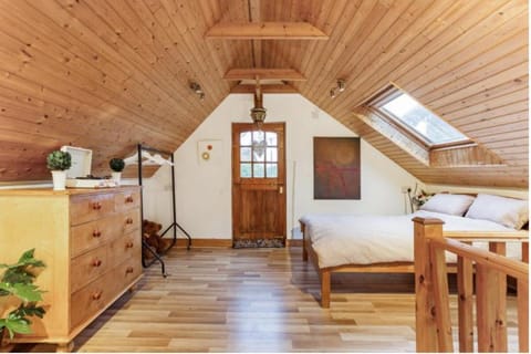 Bed, Photo of the whole room, Seating area, Bedroom