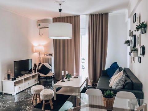 Communal lounge/ TV room, TV and multimedia, Living room, Seating area, Dining area