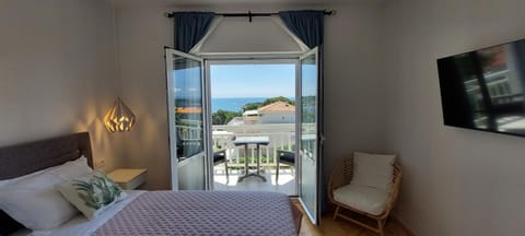 Bed, TV and multimedia, View (from property/room), Balcony/Terrace, Bedroom, Sea view