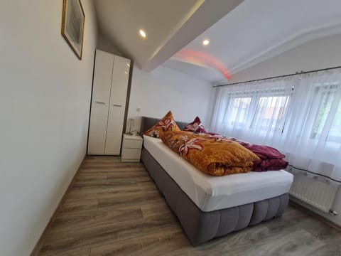 Bed, Photo of the whole room, Bedroom, Family