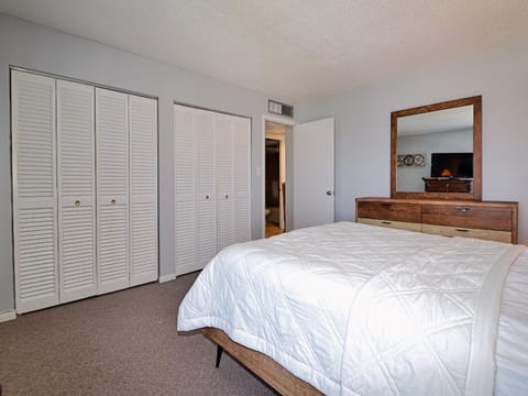 440 West 608 N Waterfront 2 Bedroom 2 Bathroom with Gulf of Mexico View. 23125 Apartment in Clearwater Beach