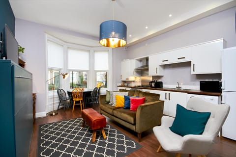 TV and multimedia, Coffee/tea facilities, Kitchen or kitchenette, Living room, Seating area