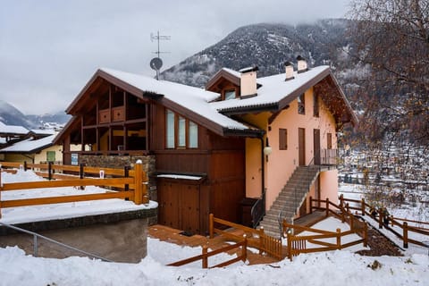 Facade/entrance, View (from property/room)