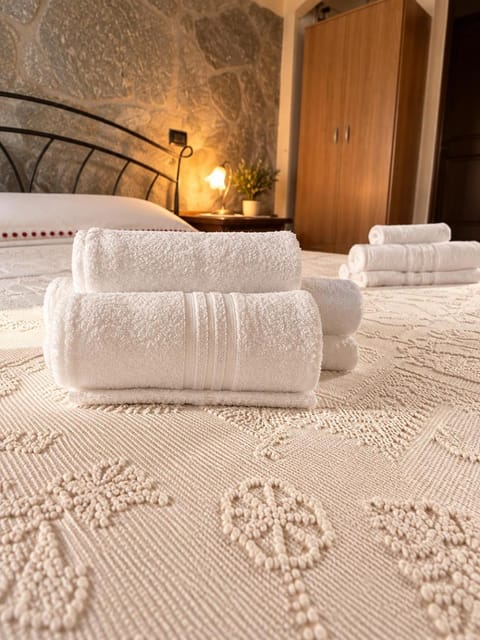 Bed, Bedroom, room service, towels