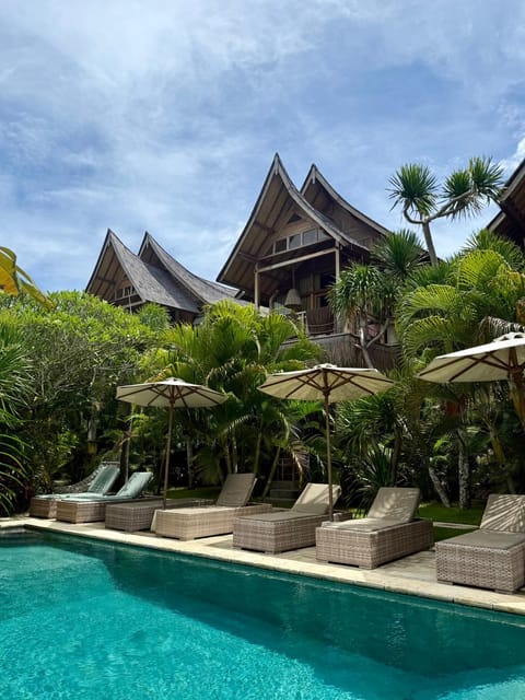 Property building, Garden, Swimming pool