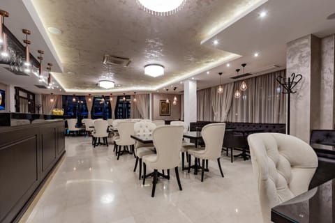 Restaurant/places to eat, Restaurant/places to eat, Living room, Business facilities