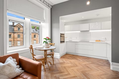 Kitchen or kitchenette, Living room, Seating area, Dining area, stove