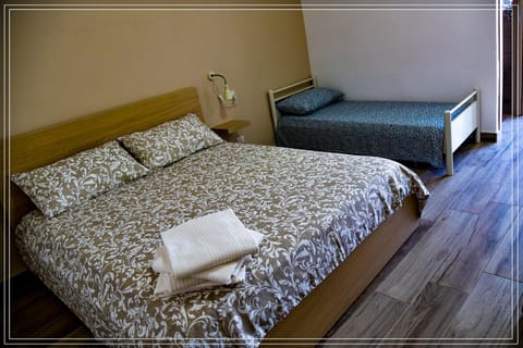 Bed, Food and drinks, Other, Photo of the whole room, Bedroom, Text overlay, Breakfast, Continental breakfast, Buffet breakfast, Italian breakfast