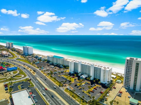 Property building, Nearby landmark, Day, Neighbourhood, Natural landscape, Bird's eye view, Beach, City view, Sea view, Location, Parking