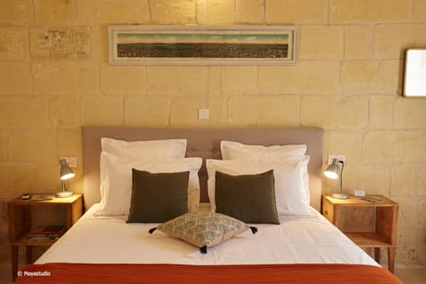 Bed, Photo of the whole room, Seating area, Bedroom