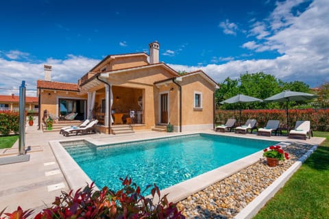 Property building, Garden, Balcony/Terrace, Beach, Pool view, Pool view, Swimming pool, Inner courtyard view