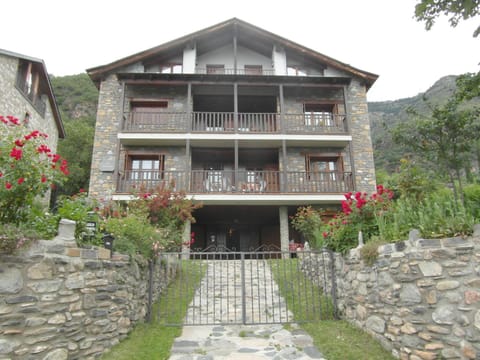 Property building, Facade/entrance, Natural landscape, Garden, Lobby or reception, Garden view, Mountain view