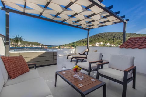 View (from property/room), Balcony/Terrace, Seating area, Mountain view