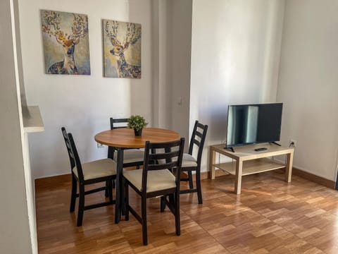 Communal lounge/ TV room, TV and multimedia, Living room, Dining area
