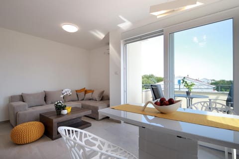 View (from property/room), Balcony/Terrace, Kitchen or kitchenette, Living room, Seating area, Dining area