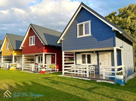 Property building, Patio, Facade/entrance, Balcony/Terrace, Parking, internet