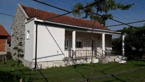 Property building, Patio, Facade/entrance, Garden