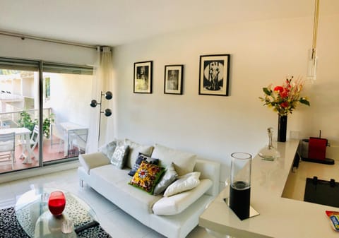 Property building, Communal lounge/ TV room, People, Activities, Garden, Library, View (from property/room), Living room, Lounge or bar, Fitness centre/facilities, Food and drinks, Other, Banquet/Function facilities, Decorative detail