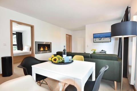 TV and multimedia, Living room, Seating area, Dining area, flat iron