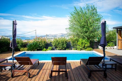 Mountain view, Pool view