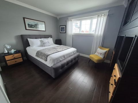 Bed, TV and multimedia, Bedroom, wardrobe
