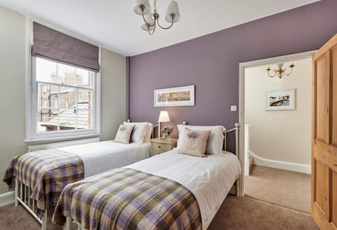 Harbour House House in England