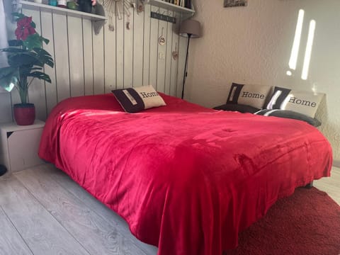 Restaurant/places to eat, Bed, Karaoke, Photo of the whole room, Decorative detail, Seating area, Hiking, Cycling, Bedroom, storage