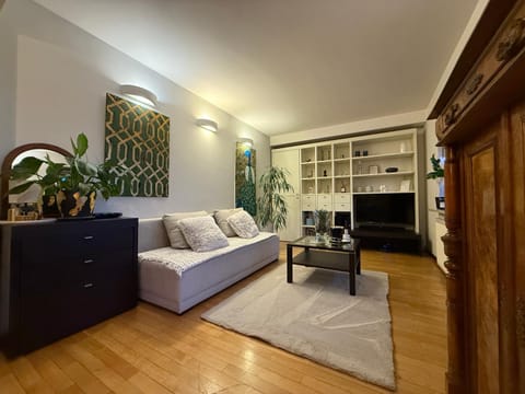 Communal lounge/ TV room, Bed, TV and multimedia, Living room, Seating area, Evening entertainment
