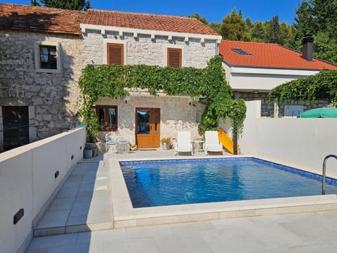 Property building, Patio, Day, Pool view, Swimming pool, sunbed