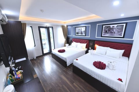Bed, Day, TV and multimedia, Balcony/Terrace, Photo of the whole room, Decorative detail, Bedroom, Street view, oven