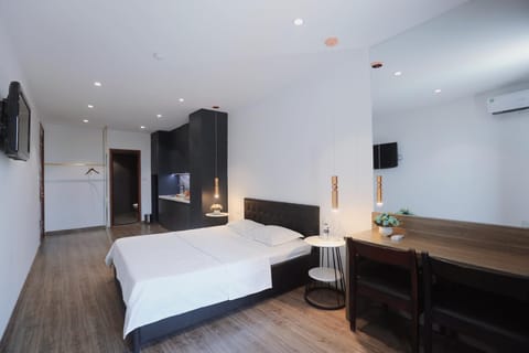 Bed, TV and multimedia, Seating area, Bedroom